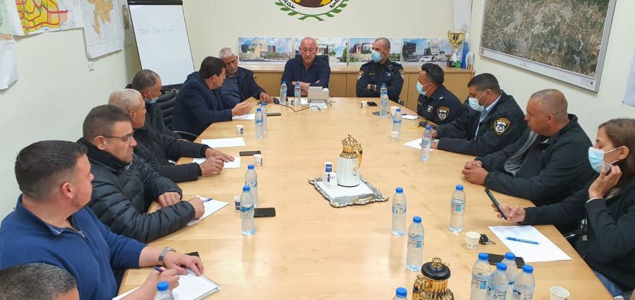 دير الاسد : جلسة طارئة في بناية المجلس المحلي بحضور ضابط شرطة الشاغور